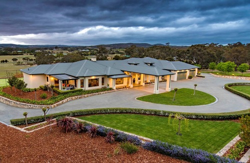 Sutton House | 11 Acres Luxury Estate - 15 mins to Canberra!