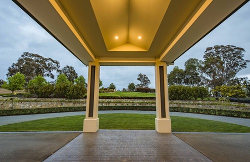 Sutton House | 11 Acres Luxury Estate - 15 mins to Canberra!