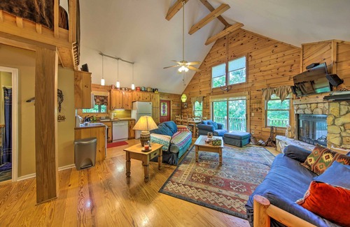 Marble Cabin | 11 Mi to Calaboose Cellars: Marble Cabin w/Deck!