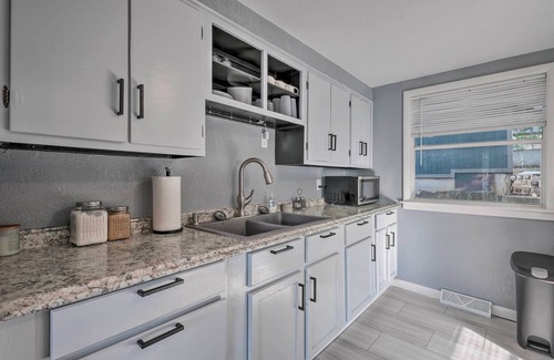 Rockaway Beach Cottage | 11 Mi to Dtwn Branson: Cottage in Rockaway Beach!