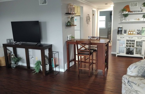 Williamsville Apartment | 11 min from BUF Airport, 19 min from BUF Canalside & 35 min from Niagara Falls!