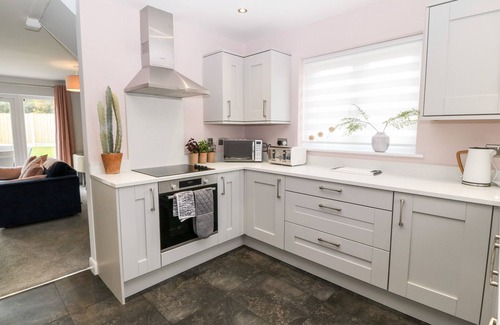 Brynteg Cottage | 11 PARC DELFRYN, pet friendly, character holiday cottage in Benllech