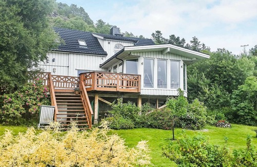 Naeroy House | 11 person holiday home in kolvereid