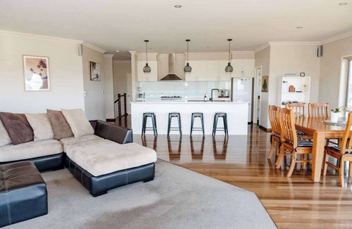 Port Campbell House | 12 Apostles Beach House; with ocean & valley views