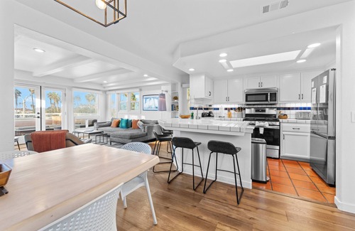 South Mission Beach House | 12 BEDROOM FAMILY/WORK OCEAN OASIS SLEEPS 40; 8 CAR PARKING
