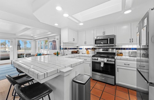 South Mission Beach House | 12 BEDROOM FAMILY/WORK OCEAN OASIS SLEEPS 40; 8 CAR PARKING