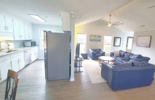 Dothan House | 12 ft ceiling - Open Space- Great for Extended Stay
