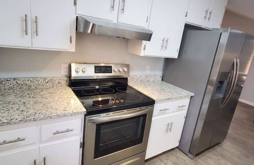 Dothan House | 12 ft ceiling - Open Space- Great for Extended Stay