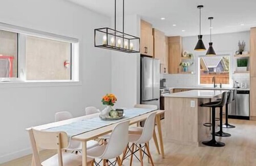 Southwest Calgary House | 12 Guests | 2 King Beds | Ping Pong| 6 BR| Garage
