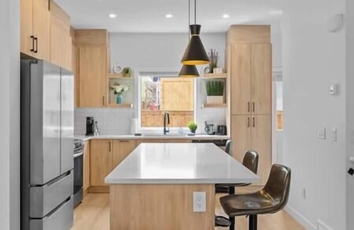 Southwest Calgary House | 12 Guests | 2 King Beds | Ping Pong| 6 BR| Garage