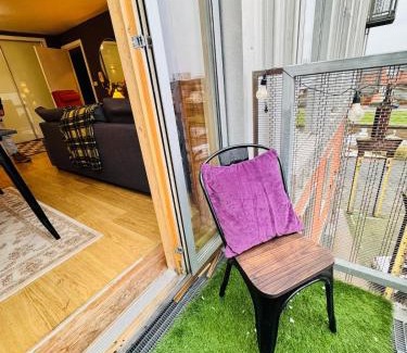 Coventry Apartment | 12 Homely & Charming 2 Bed Sleeps 6 balcony