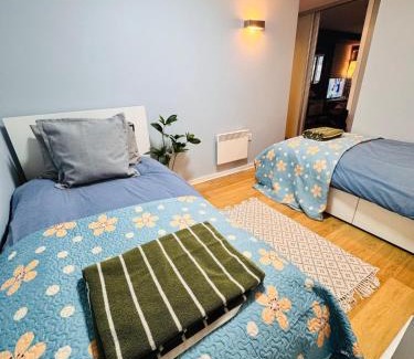 Coventry Apartment | 12 Homely & Charming 2 Bed Sleeps 6 balcony