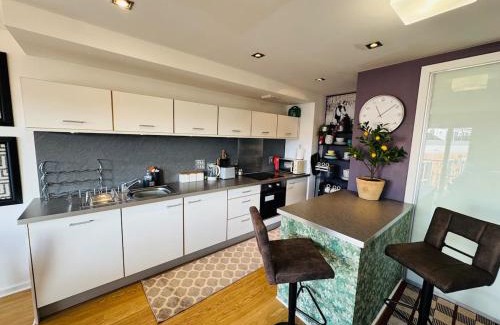 Coventry Apartment | 12 Homely & Charming 2 Bed Sleeps 6 balcony