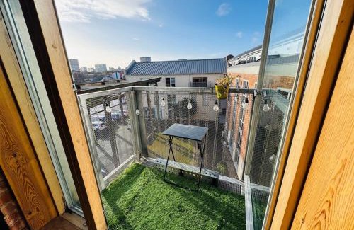 Coventry Apartment | 12 Homely & Charming 2 Bed Sleeps 6 balcony