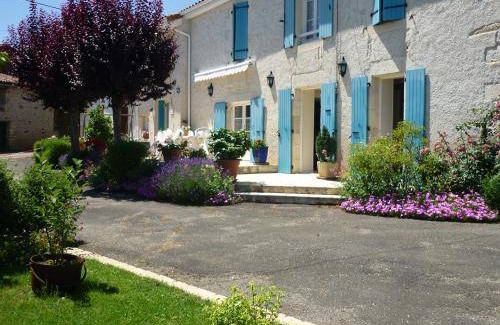 Beaulieu-sur-Sonnette Bed & Breakfast | 12 m² Bed and breakfast ∙ 5 guests