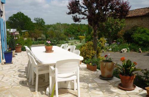 Beaulieu-sur-Sonnette Bed & Breakfast | 12 m² Bed and breakfast ∙ 5 guests