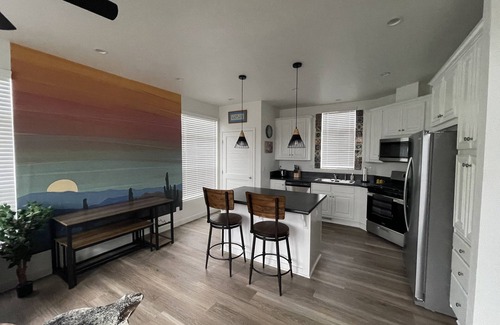 Norwalk House | 12 miles to Disneyland Steps to Sports Park Central location to Beaches & City