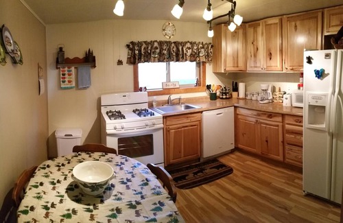 Martin City Cabin | 12 minute drive to Glacier National Park ~Trout Run Cabin at Lazy Bear Lodging