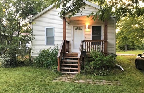 Pontiac Cottage | 12 Myra Ave · Relaxing Cottage by the Lake + Parking