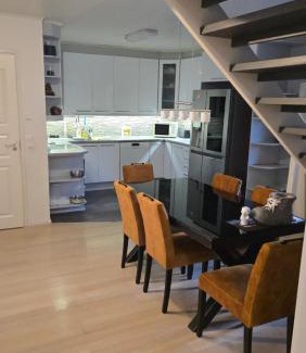 Seinajoki Apartment | 120n Villa Hietala paritalo, 1-8henkilön LUXUS majoitus, 3x160cm jenkkisängyt Löhösohvat, iso takaterassi, täyd keittiö Kodink, laatu sauna, Takka, Tv 75" x2, 2wc, autokatos, avainboxi koodilla, itsekirjaus 24h, wifi ja 500mb kuitunetti, kuivaava pesukone