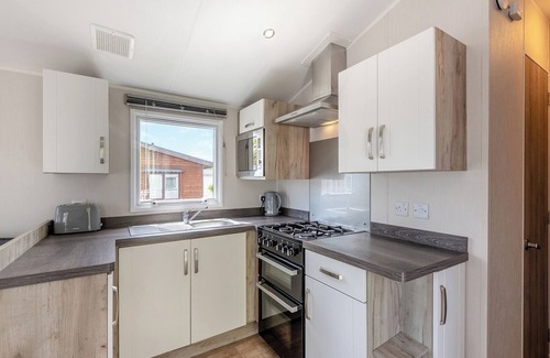 Westmarsh House | 12ft-wide caravan ideal for small families with one double and one twin.