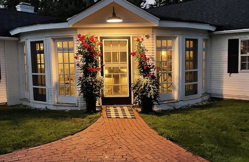 Bellport House | 13 By The Bay, Historic District Cottage, King Bed
