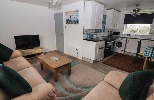 Scurlage Cottage | 13 GOWER HOLIDAY VILLAGE, pet friendly, with a garden in Scurlage