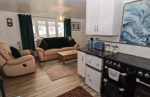 Scurlage Cottage | 13 GOWER HOLIDAY VILLAGE, pet friendly, with a garden in Scurlage