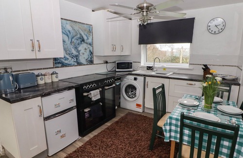 Scurlage Cottage | 13 GOWER HOLIDAY VILLAGE, pet friendly, with a garden in Scurlage