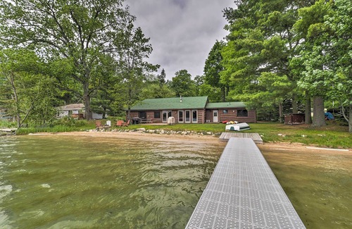 Mayfield Cabin | 13 Mi to Dtwn: Lakefront Cottage w/Dock