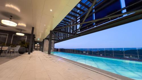 Sungai Penchala Apartment | 13 Mossaz skypool 5mins to 1U and Ikea atEmpire City by Light House