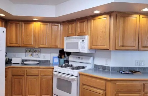 Lake House | 13-person home for families & groups!