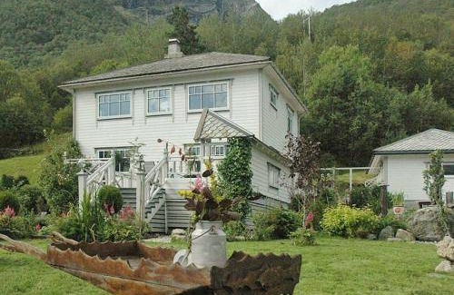 Vanylven House | 130 m² House ∙ 5 bedrooms ∙ 11 guests