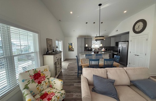 Wildwood Condo | 131 W Spicer Ave, Unit 2