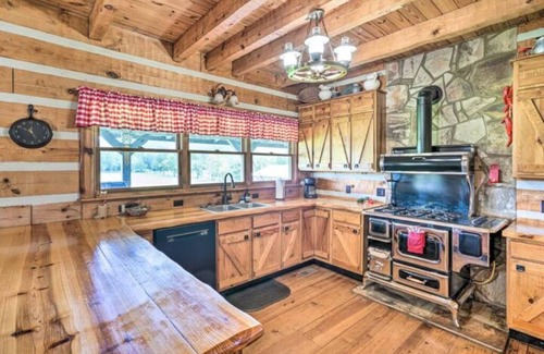 South Pittsburg House | 14 Bed Log Cabin on Sweetens Cove!