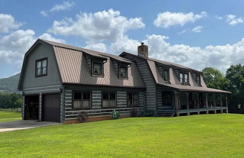 South Pittsburg House | 14 Bed Log Cabin on Sweetens Cove!