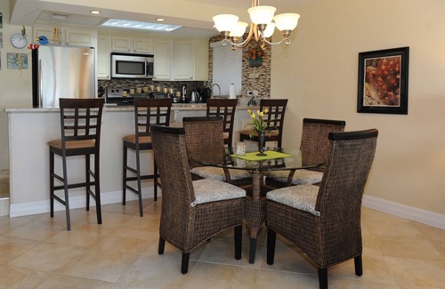 Seven Mile Beach Condo | #14 Oceanfront Discovery Point Club -Fall Spec. Stay 6 & Get the 7th Night FREE!