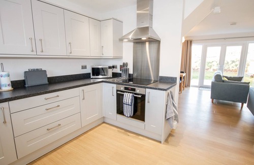 Brynteg Cottage | 14 PARC DELFRYN, pet friendly, with a garden in Benllech