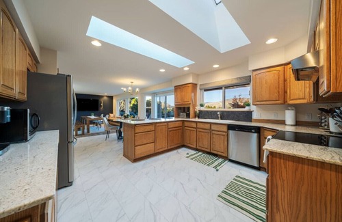 Sunnyslope House | 14-Person Adventure Oasis w/Hotub