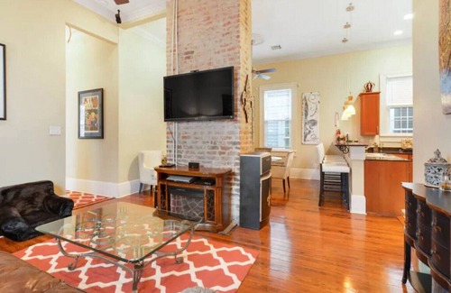 Faubourg Lafayette Apartment | 1416 Carondelet Unit D (2/2)