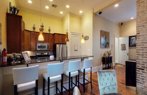 Faubourg Lafayette Apartment | 1416 Carondelet Unit D (2/2)