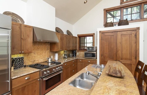 West End Condo | 144 m² Condo ∙ 3 bedrooms ∙ 6 guests
