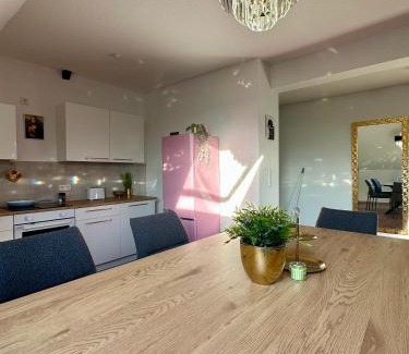 Huckingen Apartment | 148qm Apartment, nähe Düsseldorf, 4 Schlafzimmer, privater Parkplatz