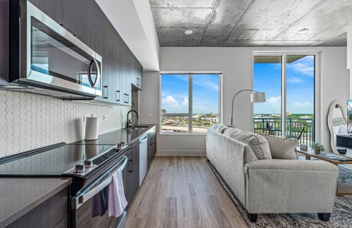 Channel District Apartment | 14th Floor SkySuite | DT Views! | Pool & Gym