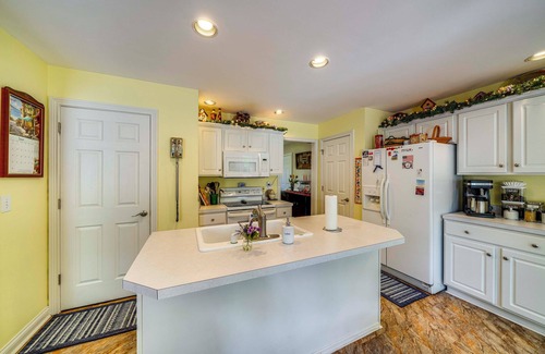 Jeffersontown House | 15 Mi to Louisville: Family Home w/Private Yard!