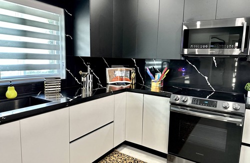 Harbor Beach House | 15 min to fl Lauderdale airport, 8 min walking distance to beach , Heated pool.