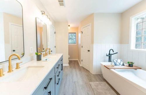 Tuscaloosa House | 15 Min to UA Private Heated Pool Huge Yard Luxe Master