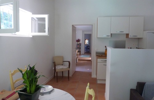 Roquevaire Apartment | 15 mins from Cassis, apartment in a Provencal country house