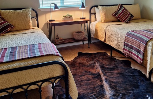 Pawhuska Other | 15 mins from Pioneer Woman, this Cozy Cowboy House is the perfect get away!