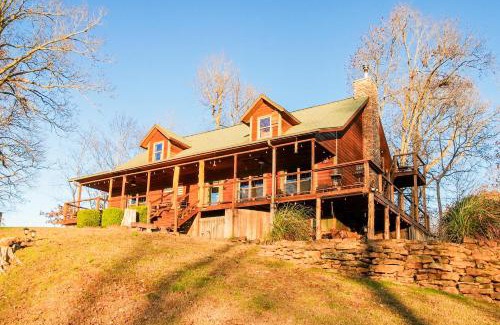 Fayetteville House | 15 Mins to U of A - Pool & Hot Tub